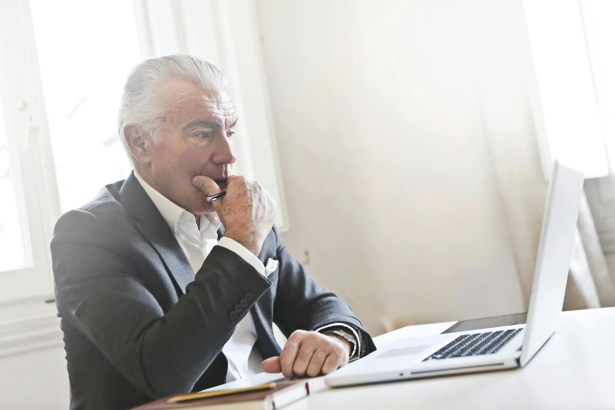 Conveyancer Vs Solicitor / Lawyer: How To Choose The Right One When Buying A House